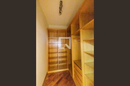 Casa de condomínio à venda com 516m², 5 quartos e 7 vagas Casa de condomínio à venda com 516m², 5 quartos e 7 vagasCloset da suíte