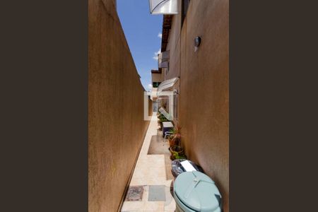 Casa à venda com 300m², 5 quartos e 2 vagas Casa à venda com 300m², 5 quartos e 2 vagasCorredor Lateral