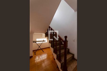 Casa à venda com 300m², 5 quartos e 2 vagas Casa à venda com 300m², 5 quartos e 2 vagasEscada