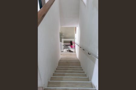 Casa para alugar com 250m², 5 quartos e 4 vagas Casa para alugar com 250m², 5 quartos e 4 vagasEscadas