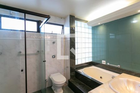 Casa à venda com 278m², 5 quartos e 4 vagasBanheiro da Suíte 2