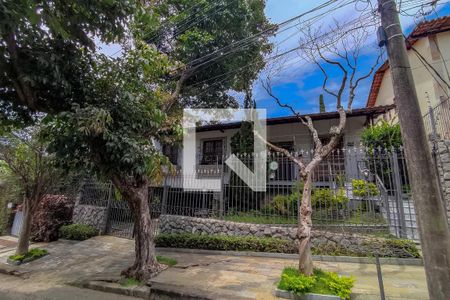 Casa à venda com 278m², 5 quartos e 4 vagasFachada