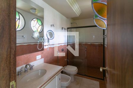 Casa à venda com 278m², 5 quartos e 4 vagasBanheiro da Suíte 1