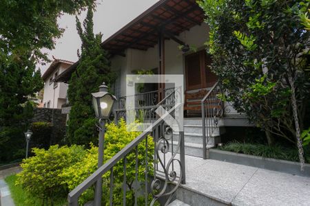 Casa à venda com 278m², 5 quartos e 4 vagasEntrada