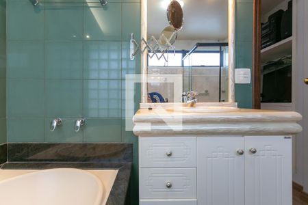 Casa à venda com 278m², 5 quartos e 4 vagasBanheiro da Suíte 2