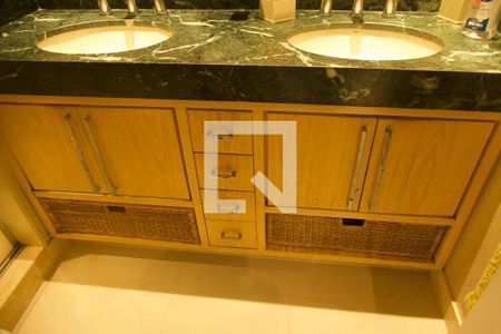 Apartamento à venda com 164m², 3 quartos e 2 vagasSuíte banheiro 