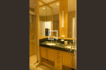 Apartamento à venda com 164m², 3 quartos e 2 vagasSuíte banheiro 