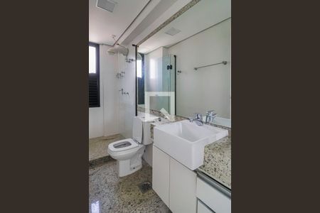Apartamento à venda com 172m², 2 quartos e 4 vagasBanheiro do Corredor