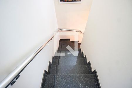 Casa à venda com 120m², 2 quartos e 2 vagas Casa à venda com 120m², 2 quartos e 2 vagasEscada