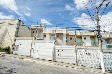 Casa à venda com 120m², 2 quartos e 2 vagas Casa à venda com 120m², 2 quartos e 2 vagasFachada