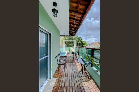 Casa à venda com 200m², 3 quartos e 3 vagas Casa à venda com 200m², 3 quartos e 3 vagasVaranda com piscina e churrasqueira