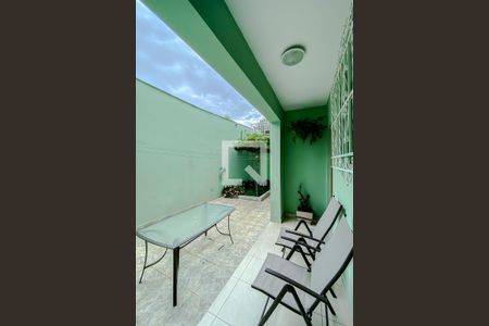 Casa à venda com 200m², 3 quartos e 3 vagas Casa à venda com 200m², 3 quartos e 3 vagasQuintal