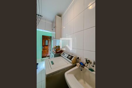 Casa à venda com 200m², 3 quartos e 3 vagas Casa à venda com 200m², 3 quartos e 3 vagasLavanderia