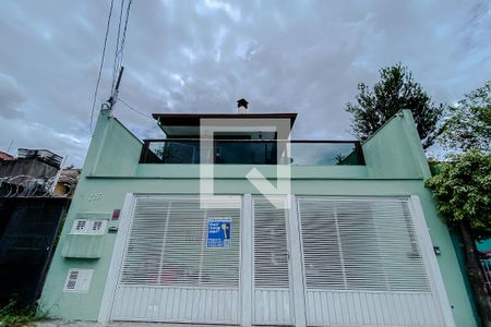 Casa à venda com 200m², 3 quartos e 3 vagas Casa à venda com 200m², 3 quartos e 3 vagasFachada