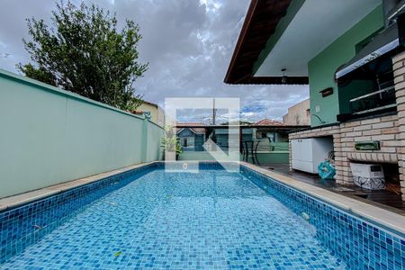 Casa à venda com 200m², 3 quartos e 3 vagas Casa à venda com 200m², 3 quartos e 3 vagasVaranda com piscina e churrasqueira
