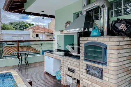 Casa à venda com 200m², 3 quartos e 3 vagas Casa à venda com 200m², 3 quartos e 3 vagasVaranda com piscina e churrasqueira