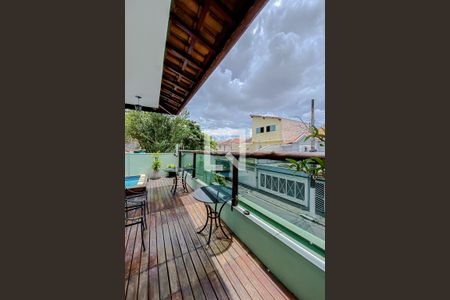 Casa à venda com 200m², 3 quartos e 3 vagas Casa à venda com 200m², 3 quartos e 3 vagasVaranda com piscina e churrasqueira