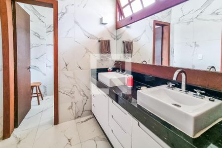 Casa à venda com 435m², 5 quartos e 5 vagasBanheiro Social