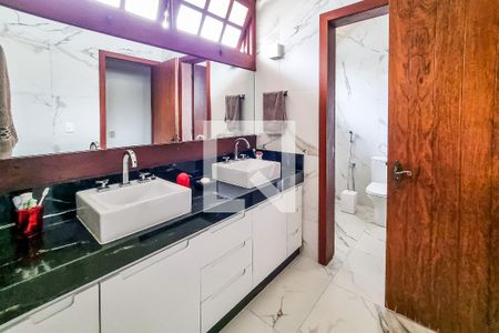 Casa à venda com 435m², 5 quartos e 5 vagasBanheiro Social