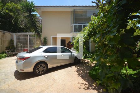 Casa à venda com 400m², 4 quartos e 9 vagas Casa à venda com 400m², 4 quartos e 9 vagasFachada