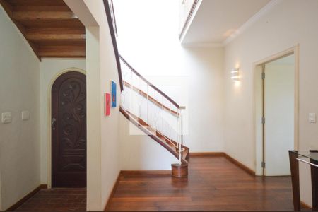 Casa à venda com 400m², 4 quartos e 9 vagas Casa à venda com 400m², 4 quartos e 9 vagasEscada