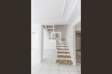 Apartamento para alugar com 182m², 3 quartos e 4 vagasEscada