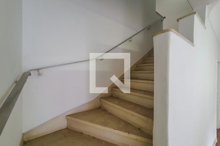 Casa para alugar com 190m², 3 quartos e 3 vagas Casa para alugar com 190m², 3 quartos e 3 vagasEscada