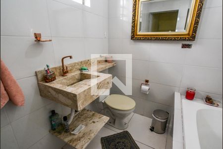 Casa à venda com 130m², 2 quartos e 2 vagasBanheiro Corredor