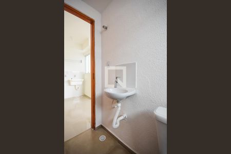 Banheiro de kitnet/studio para alugar com 1 quarto, 25m² em Parque Pinheiros, Taboão da Serra