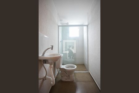 Banheiro de kitnet/studio para alugar com 1 quarto, 25m² em Parque Pinheiros, Taboão da Serra