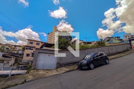 Casa à venda com 360m², 2 quartos e 4 vagas Casa à venda com 360m², 2 quartos e 4 vagasFachada