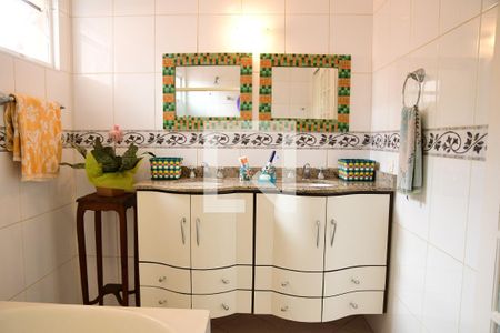 Casa de condomínio para alugar com 315m², 3 quartos e 6 vagasBanheiro da Suíte 3 