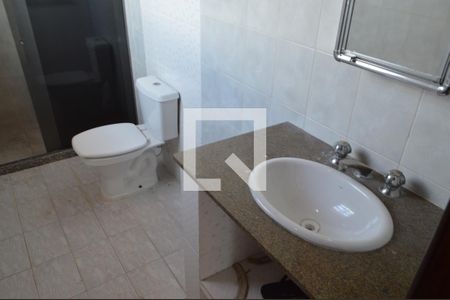 Casa de condomínio para alugar com 300m², 3 quartos e 4 vagasBanheiro da Suíte