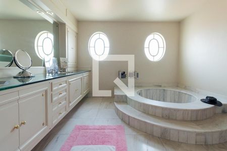 Apartamento à venda com 466m², 4 quartos e 3 vagasSuíte 1 - banheiro