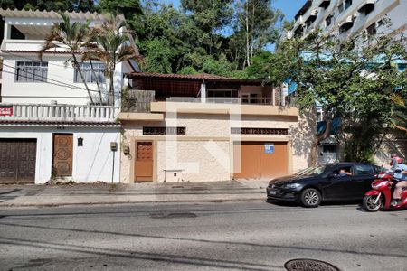 Casa à venda com 254m², 3 quartos e 2 vagas Casa à venda com 254m², 3 quartos e 2 vagasFachada