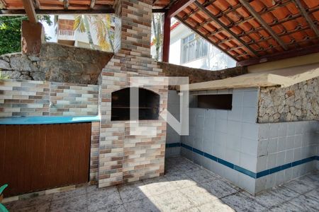 Casa à venda com 254m², 3 quartos e 2 vagas Casa à venda com 254m², 3 quartos e 2 vagasChurrasqueira