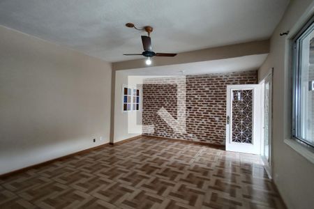 Casa à venda com 254m², 3 quartos e 2 vagas Casa à venda com 254m², 3 quartos e 2 vagasSala