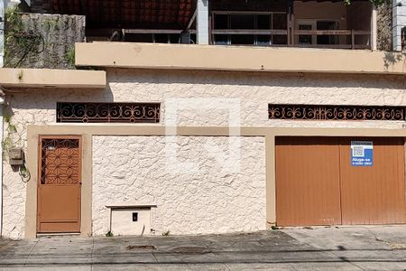 Casa à venda com 254m², 3 quartos e 2 vagas Casa à venda com 254m², 3 quartos e 2 vagasFachada