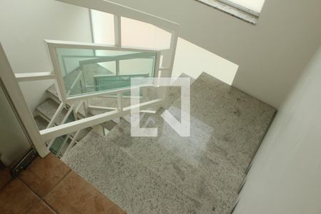 Casa para alugar com 414m², 5 quartos e 7 vagasEscada