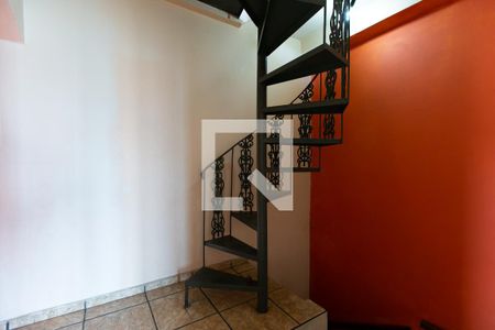 Casa para alugar com 80m², 2 quartos e 1 vaga Casa para alugar com 80m², 2 quartos e 1 vagaEscada de Acesso para Suíte