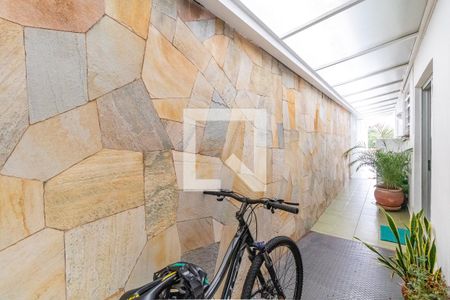 Casa à venda com 300m², 3 quartos e 3 vagasCorredor lateral