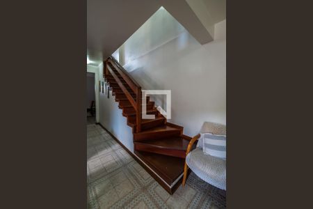 Casa à venda com 275m², 5 quartos e 5 vagasEscada