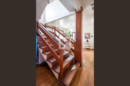 Casa à venda com 275m², 5 quartos e 5 vagasEscada