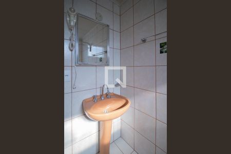 Banheiro de kitnet/studio para alugar com 1 quarto, 24m² em Centro Histórico, Porto Alegre