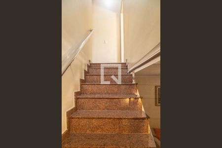 Casa à venda com 100m², 3 quartos e 2 vagasEscada