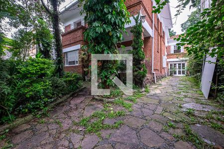 Casa à venda com 439m², 3 quartos e 5 vagas Casa à venda com 439m², 3 quartos e 5 vagasQuintal Frente