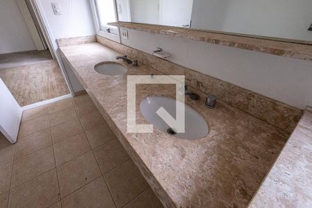 Casa à venda com 439m², 3 quartos e 5 vagas Casa à venda com 439m², 3 quartos e 5 vagasSuíte - Banheiro