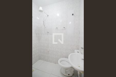 Banheiro da Suíte  de casa para alugar com 1 quarto, 45m² em Parque Pinheiros, Taboão da Serra