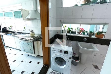 Casa à venda com 390m², 6 quartos e 4 vagas Casa à venda com 390m², 6 quartos e 4 vagaslavanderia