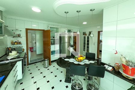 Casa à venda com 390m², 6 quartos e 4 vagas Casa à venda com 390m², 6 quartos e 4 vagascozinha